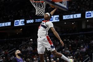 不防守了？库利巴利正面持球直接加速过掉兰德尔 上演滑翔劈扣